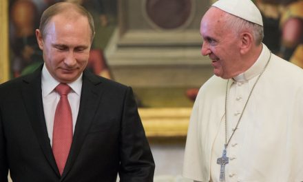Majdnem egy órás volt Ferenc pápa és Vlagyimir Putyin találkozója