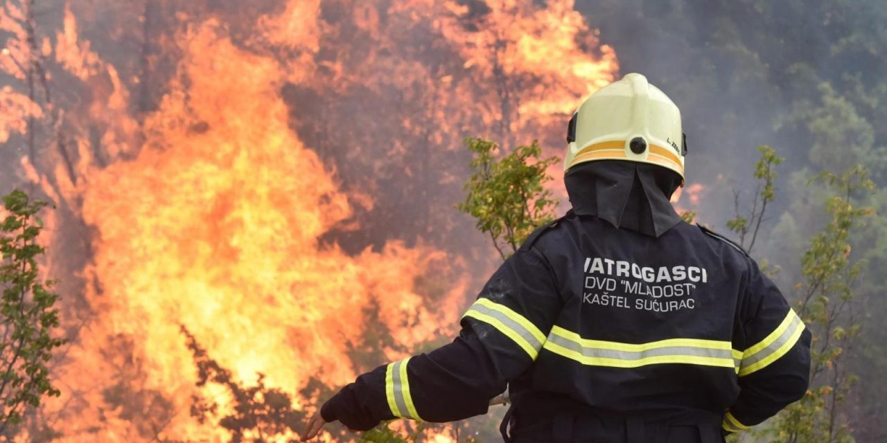 Šibenik: Sikerült megfékezni a lángokat, a térségbe a csapadék is megérkezett (Fotók+Videó)