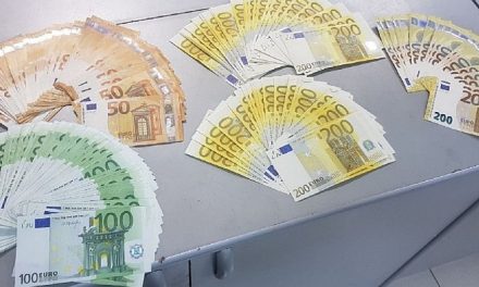 Horgos-Röszke: Ötvenezer euró a kartámaszban