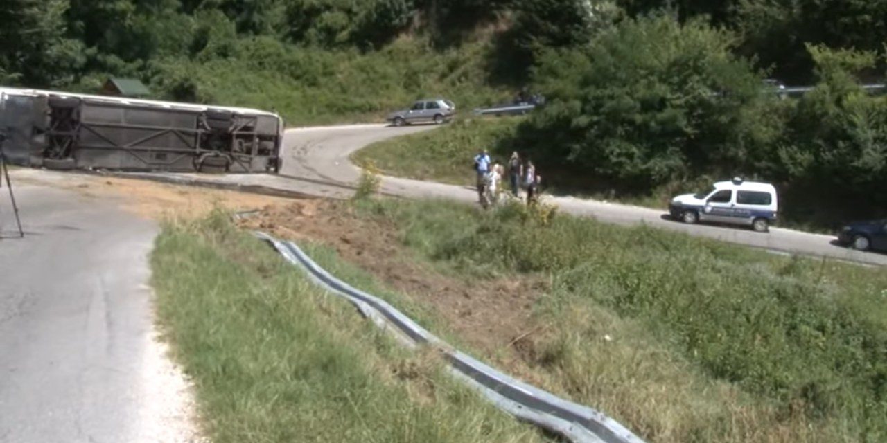 Vranje: Felborult egy katonákat szállító busz, huszonhárman sérültek meg (Videó)