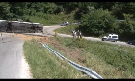 Vranje: Felborult egy katonákat szállító busz, huszonhárman sérültek meg (Videó)