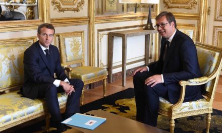Vučić Párizsban találkozik Macronnal