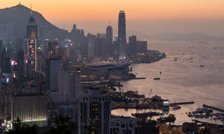A volt brit kormányzó szerint katasztrófát okozna a kínai beavatkozás Hongkongban