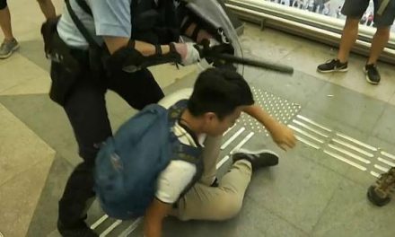 Rohamrendőrök hatoltak be a hongkongi repülőtérre, összecsaptak a tüntetőkkel