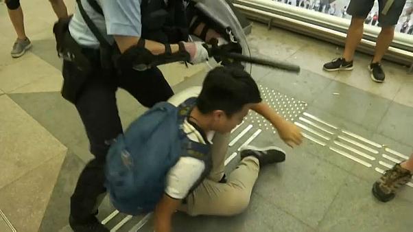Rohamrendőrök hatoltak be a hongkongi repülőtérre, összecsaptak a tüntetőkkel