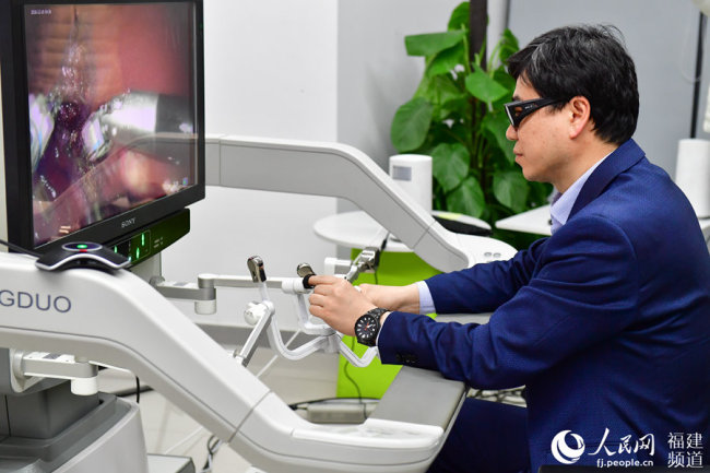 A páciens százharminchat kilométerre volt – 5G-s technológiával végeztek távirányított robotsebészeti műtétet