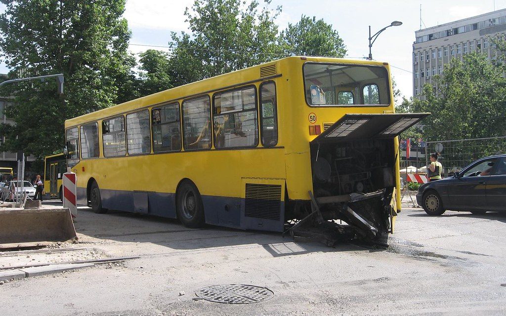 Két busz és négy személygépkocsi ütközött Belgrádban