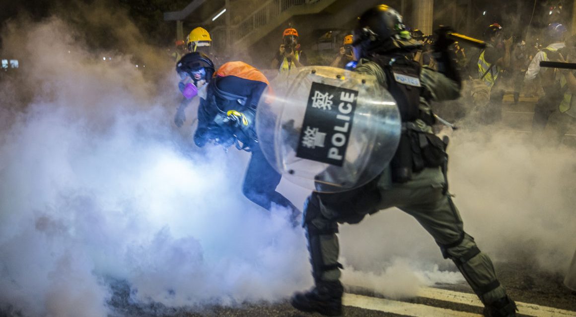Általános sztrájkot hirdettek a hongkongi tüntetők, barikádok az utakon