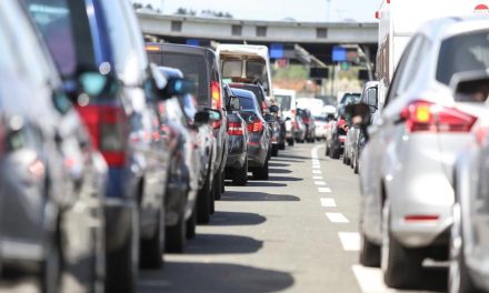 Magyarország felé, a határ előtt lezárták az autópályát, a közúti határátkelő felé terelik a forgalmat