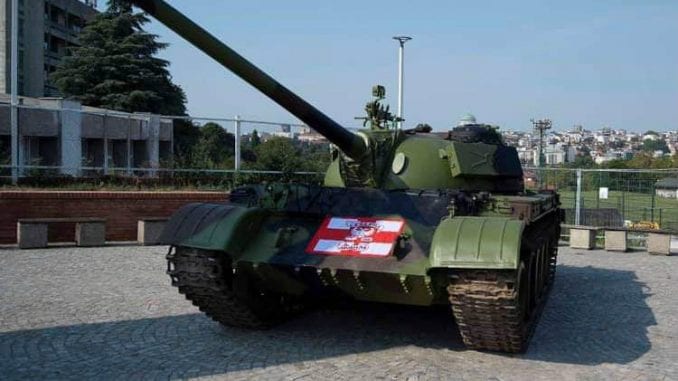 Tank a belgrádi Rajko Mitić stadion előtt