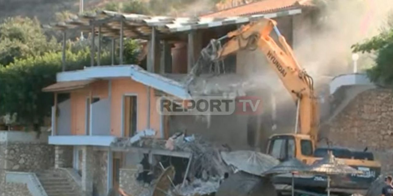 Ledózerolták a kuncsaftjaival erőszakoskodó albán vendéglős éttermét (VIDEÓ)