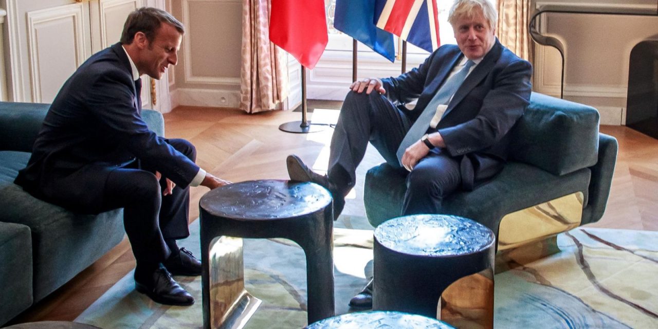 Boris Johnson asztalra tette lábát az Élysée-palotában