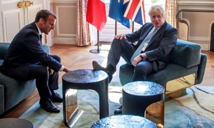 Boris Johnson asztalra tette lábát az Élysée-palotában