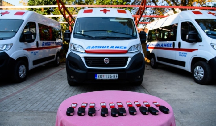 Tíz új járművet kaptak a vajdasági egészségházak, köztük a zentai és a törökbecsei is