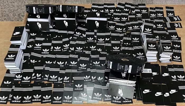 Ötezer darab, hamis Adidas és Nike címkét találtak a szabónál