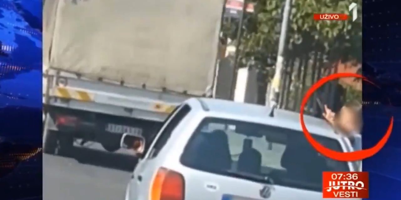 Belgrád: Fél testével lógott ki az autóból egy gyermek (Videó)