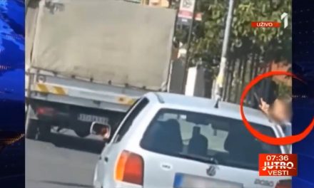 Belgrád: Fél testével lógott ki az autóból egy gyermek (Videó)