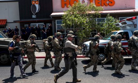 Lövöldözés volt egy texasi bevásárlóközpontban, húszan meghaltak