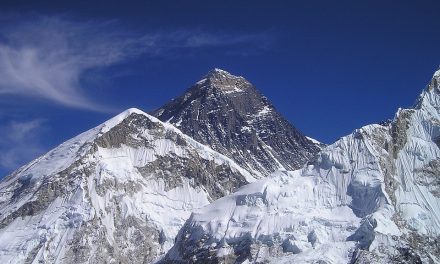 Betiltották az eldobható műanyagok használatát a Mount Everest térségében