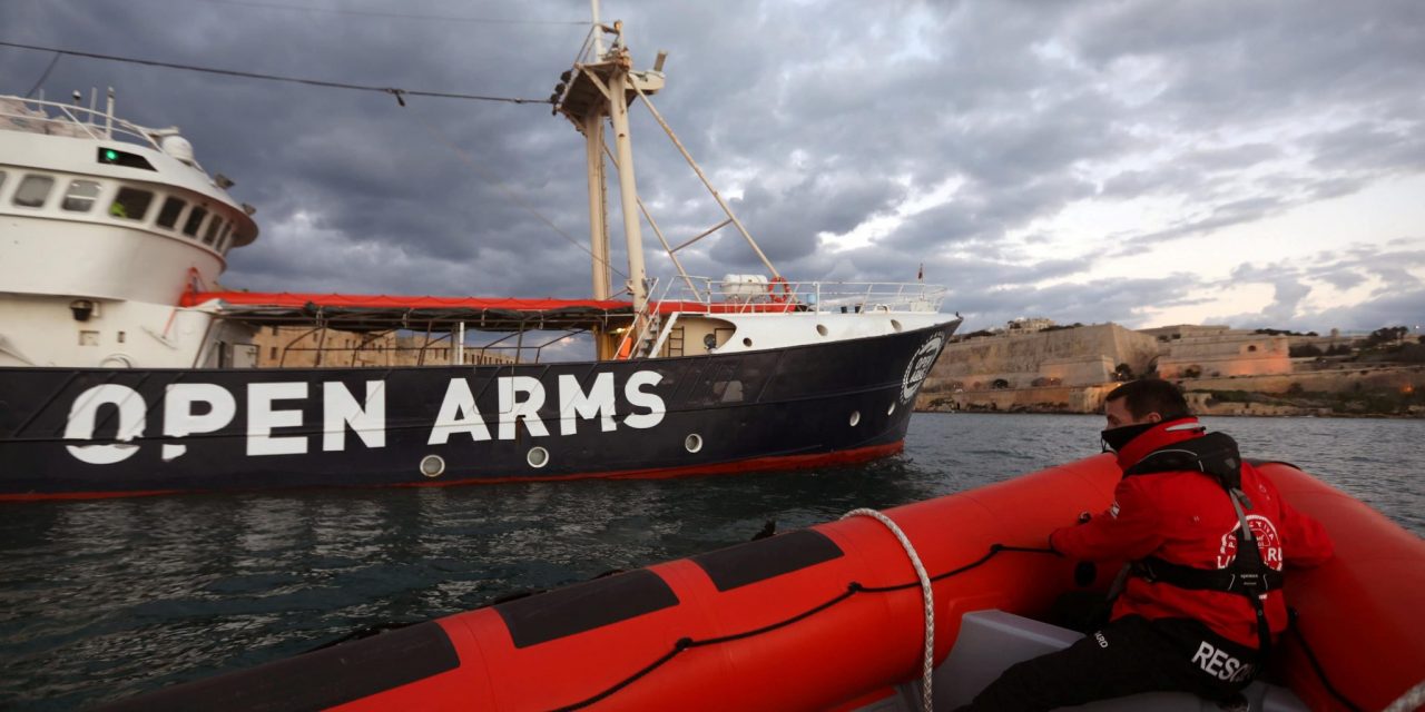 Egy olasz bíróság engedélyezte a Proactiva Open Arms hajójának, hogy olasz területi vizekre lépjen