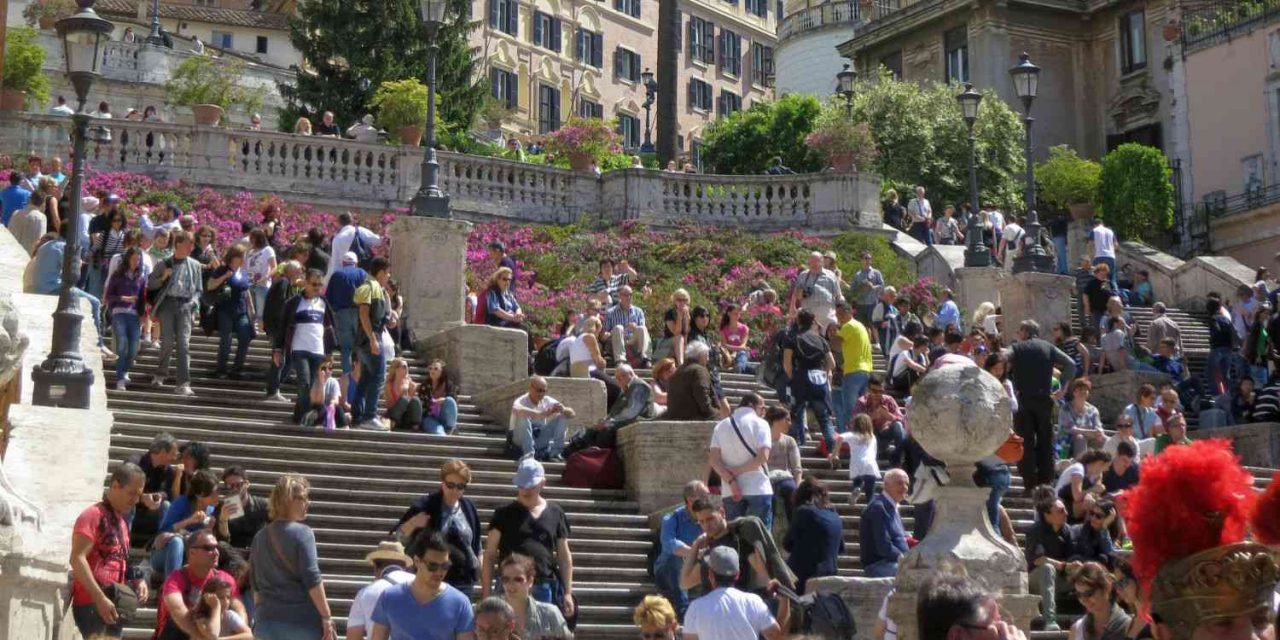 Nem szabad leülni a Spanyol lépcsőn Rómában