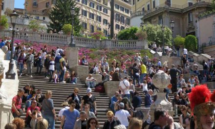 Nem szabad leülni a Spanyol lépcsőn Rómában