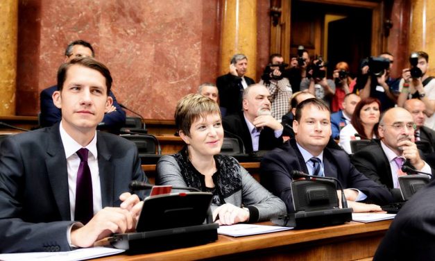 Mennyit keresnek a vajdasági magyar politikusok?