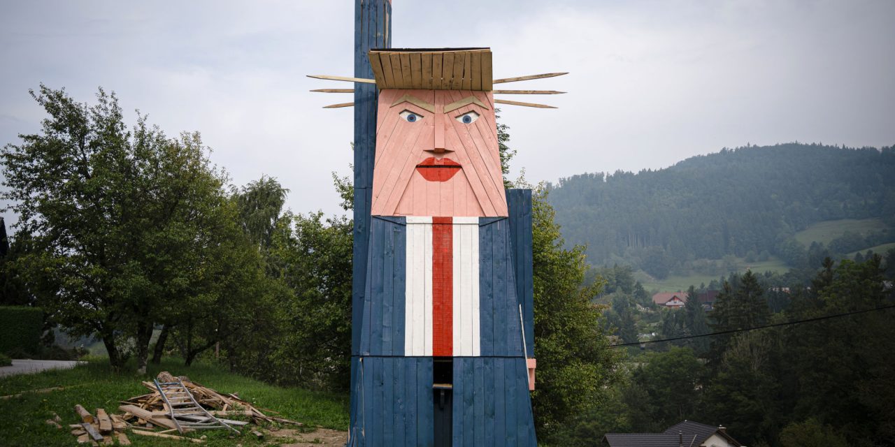 Nyolcméteres faszobrot állítottak Trumpnak Szlovéniában