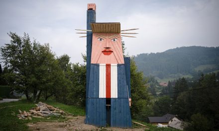 Nyolcméteres faszobrot állítottak Trumpnak Szlovéniában