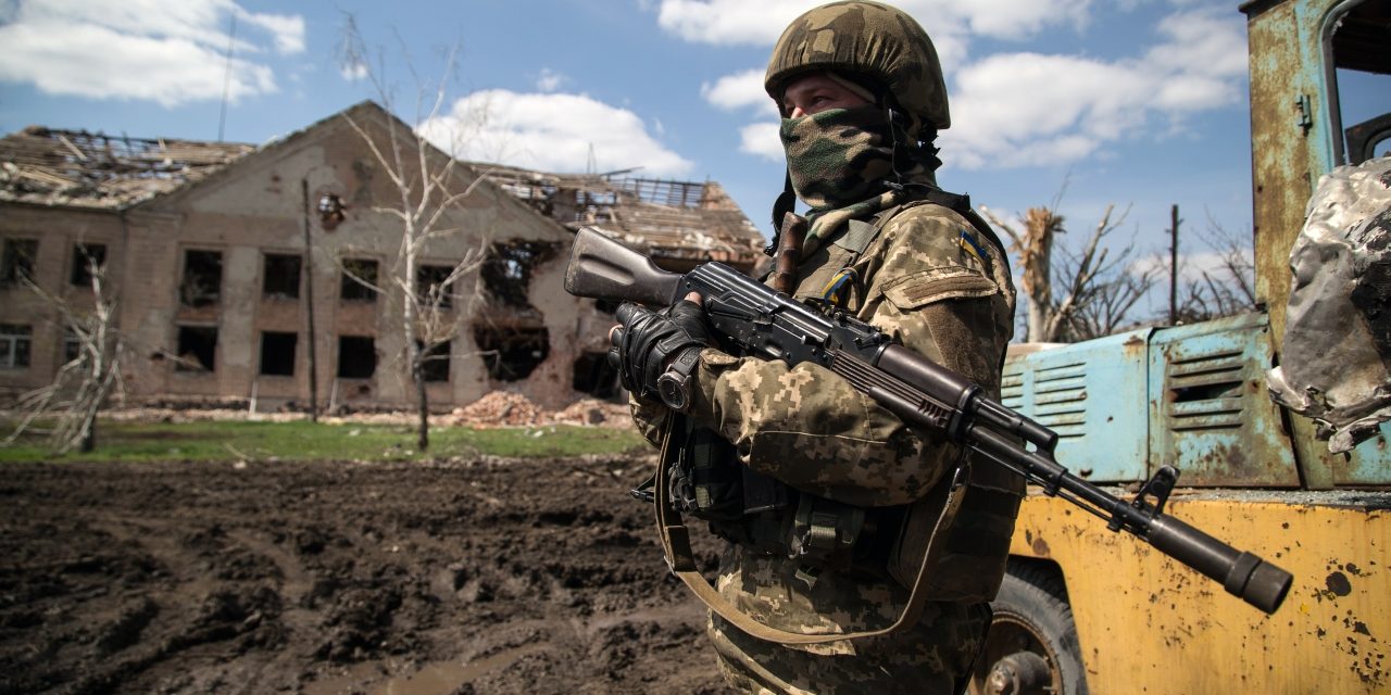 Négy ukrán katona halt meg kedden a Donyec-medencében
