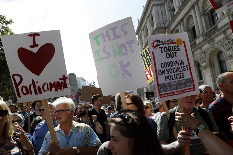 Tízezrek vonultak utcára Boris Johnson lépése miatt