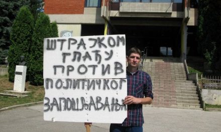 A tanító éhségsztrájkba kezdett a pártalapú foglalkoztatás miatt