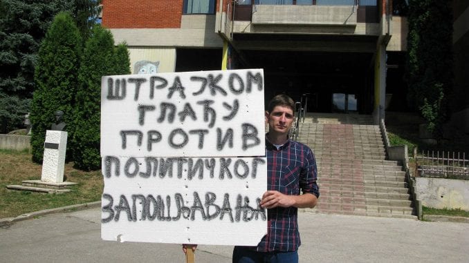 A tanító éhségsztrájkba kezdett a pártalapú foglalkoztatás miatt