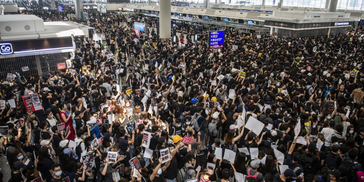 A tüntetések hatására visszavonja a kiadatási törvényt a hongkongi vezetés