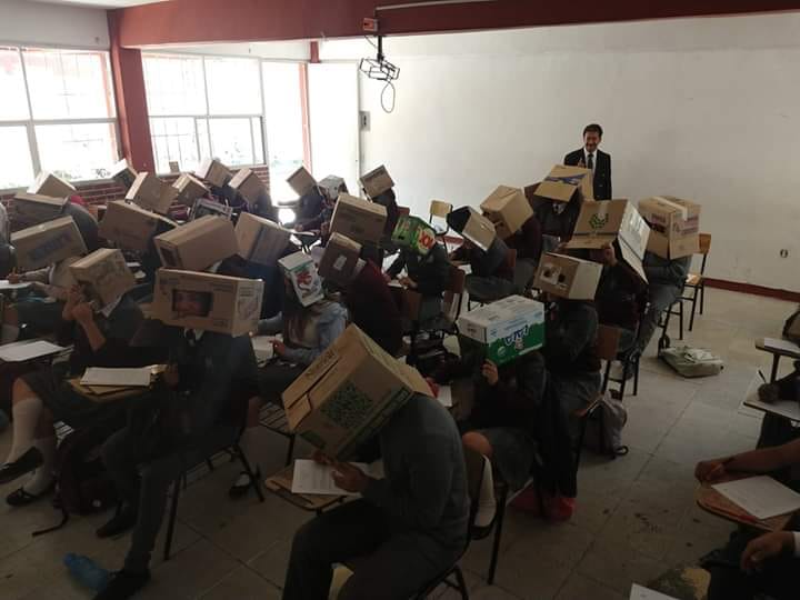 A diákok kartondobozzal a fejükön vizsgáztak
