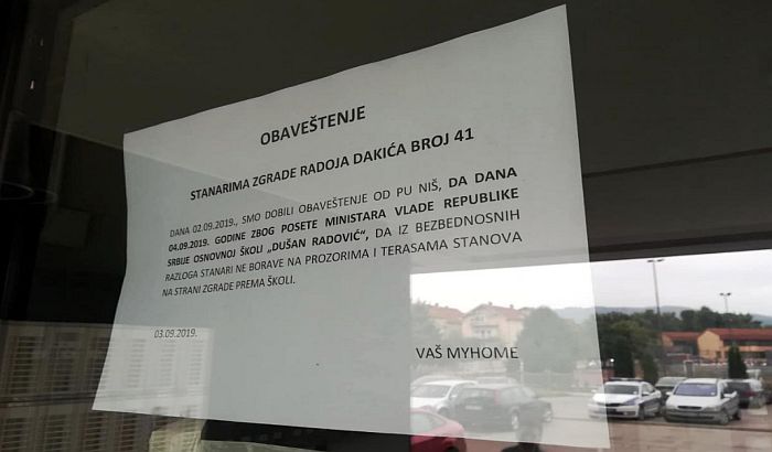 Niš polgárait arra figyelmeztették, hogy ne menjenek ki az erkélyre, amíg a belügyminiszter iskolalátogatáson van városukban
