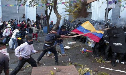Betörtek a parlamentbe az ecuadori tüntetők, legalább két halott