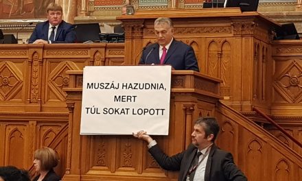 Botrány a parlamentben: Orbán megpróbálta kitépni Hadházy kezéből a tiltakozó táblákat (videóval)