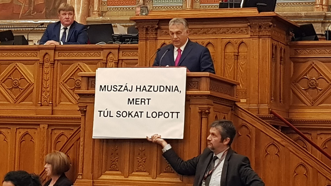 Botrány a parlamentben: Orbán megpróbálta kitépni Hadházy kezéből a tiltakozó táblákat (videóval)