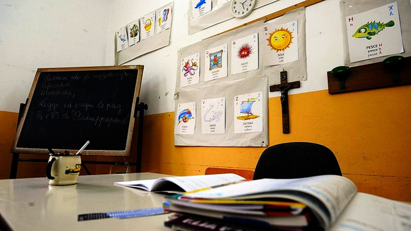 Feszület helyett térképet tenne a tantermekbe az olasz oktatási miniszter