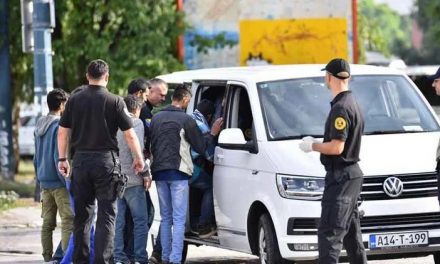 Negyvenöten egy furgonban – Embercsempészést akadályozott meg a macedón rendőrség