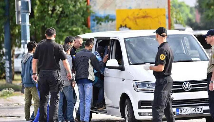 Negyvenöten egy furgonban – Embercsempészést akadályozott meg a macedón rendőrség