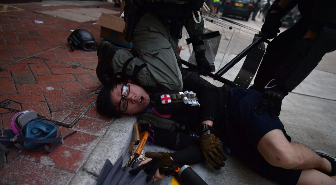 Éles lőszerrel találtak el egy hongkongi tüntetőt