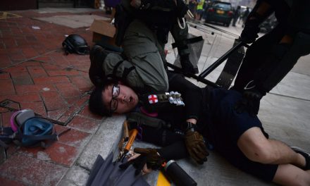Éles lőszerrel találtak el egy hongkongi tüntetőt