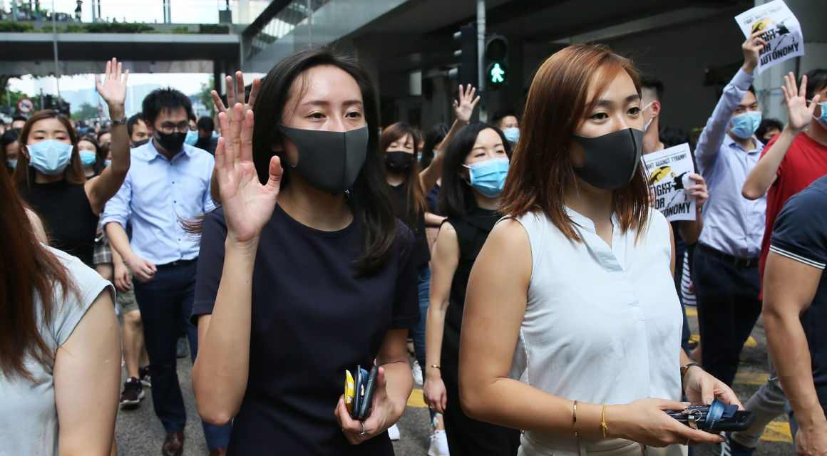 A hongkongi kormányzó betiltotta a maszkok viselését