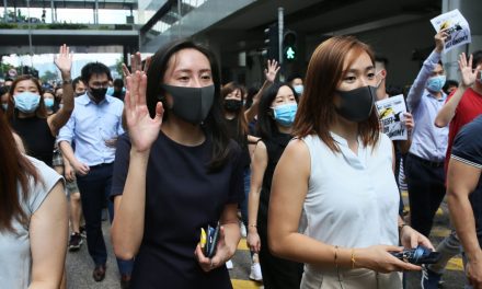 A hongkongi kormányzó betiltotta a maszkok viselését