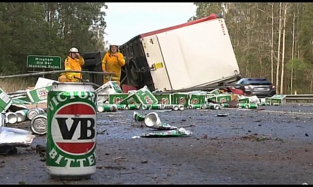 Felborult a kamion, több ezer doboz sör torlaszolta el az utat (videóval)