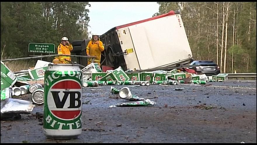 Felborult a kamion, több ezer doboz sör torlaszolta el az utat (videóval)