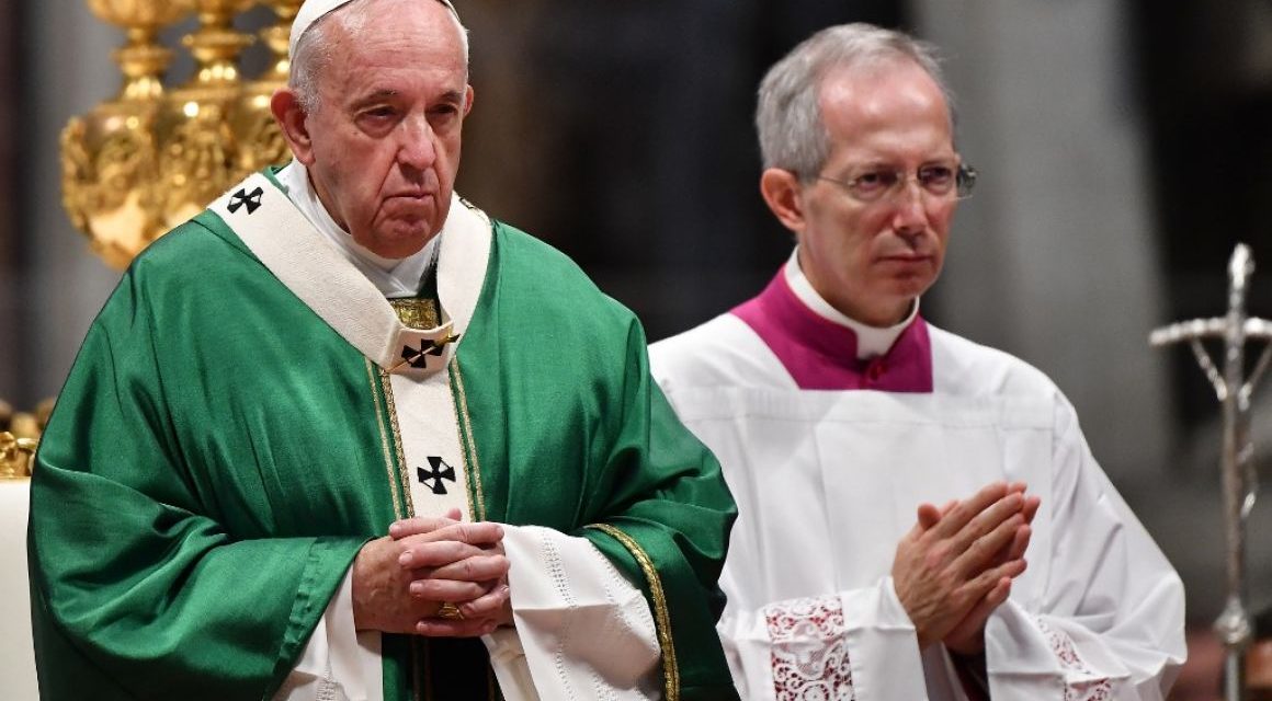 Hivatalosan is felvetette az egyház, hogy családos férfiakat katolikus pappá szentelhessenek