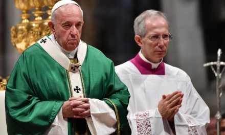 Hivatalosan is felvetette az egyház, hogy családos férfiakat katolikus pappá szentelhessenek